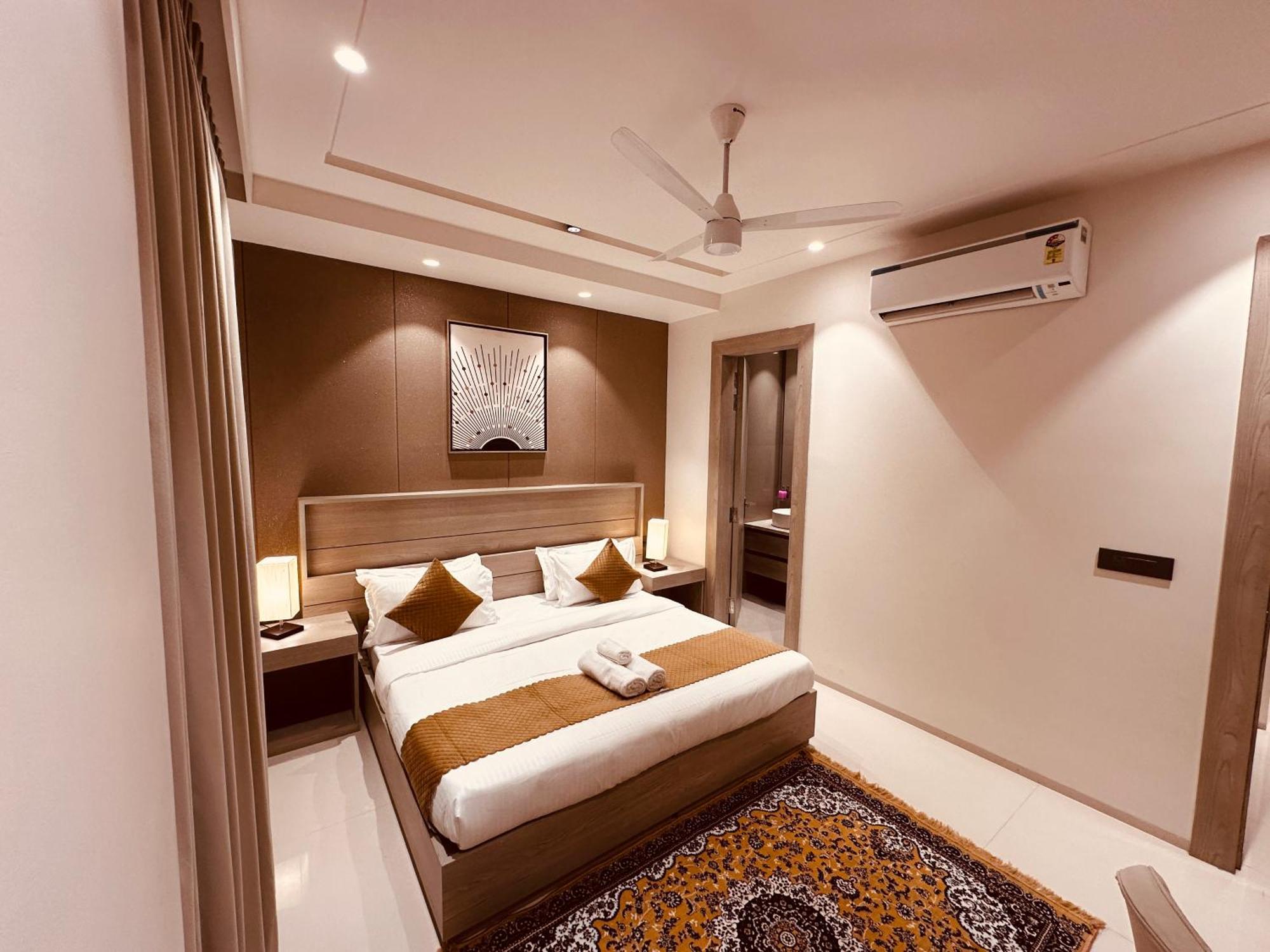 The Lodgers 2 Bhk Serviced Apartment Near Artemis Hospital Sector 57 Gurgaon - Nearest Metro Station Sector 54 Chowk Exterior foto
