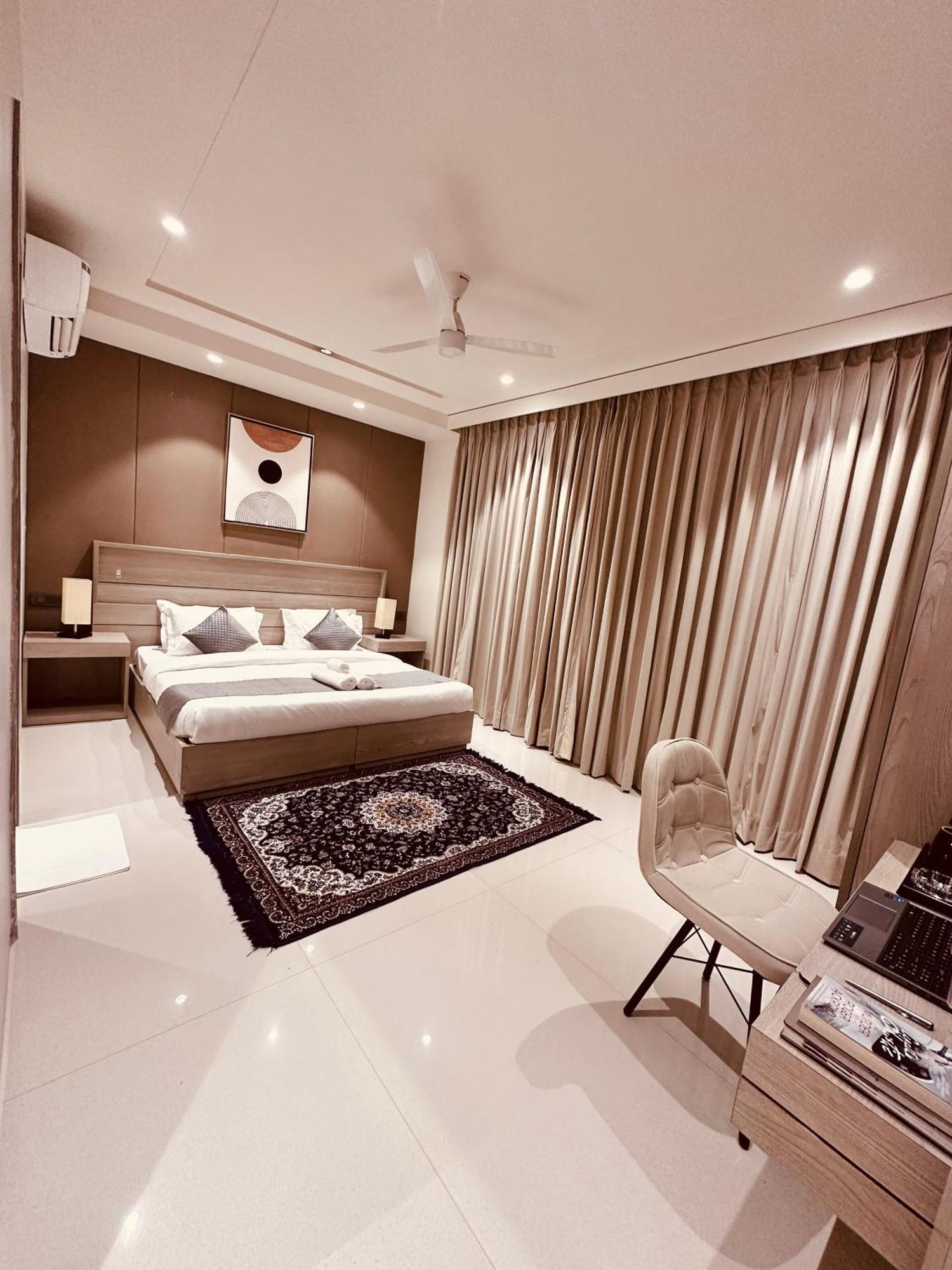 The Lodgers 2 Bhk Serviced Apartment Near Artemis Hospital Sector 57 Gurgaon - Nearest Metro Station Sector 54 Chowk Exterior foto